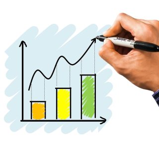 快乐8开奖结果查询 一位数据分析者在米色桌面前用纸笔拆解号码区间分布，旁边放着彩色标记笔，画面温暖安静